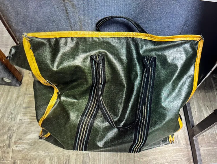 軍綠色提袋遭人取走。警方提供