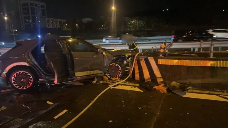 車輛撞上休息站分隔島。國道警方提供