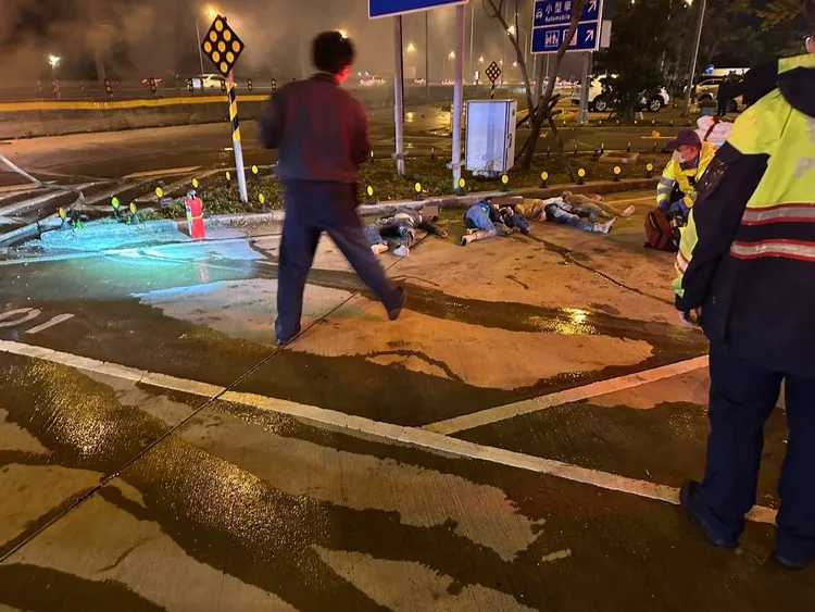 現場傷患被救出待送醫。翻攝畫面