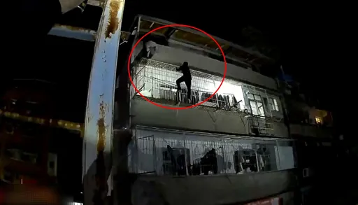 2失聯移工遇警秒當「蜘蛛人」!飛簷走壁攀外牆逃逸 蘆洲警衝屋頂逮人