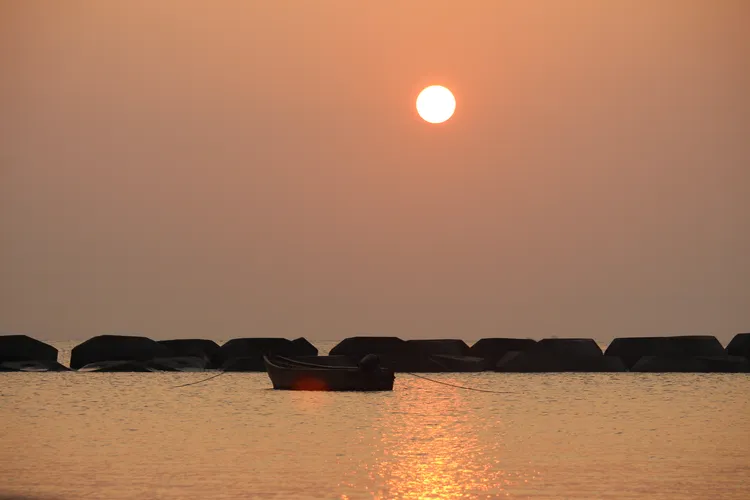 南竿津沙村沙灘恰好能看見日落，每當旅遊旺季時總會吸引不少遊客。葉先鵬攝