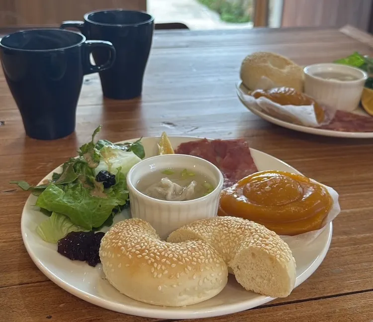 王忠銘縣長大方表示，自己特別喜歡「馬祖漢堡」繼光餅。葉先鵬攝