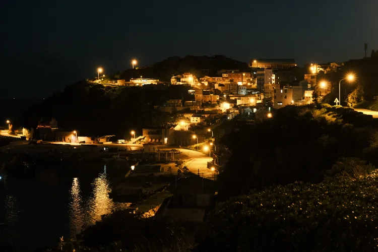 不同於台灣本島，沿著山蓋起的村落擁有獨特的夜景。葉先鵬攝