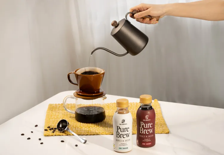 由專業咖啡品鑑師精細控制咖啡豆的研磨粒徑、精準掌控咖啡沖煮時間，完美還原手沖咖啡般的迷人香氣與乾淨細緻的口感，同時透過伯朗咖啡的獨家香氣工法，以冷凝技術捕捉沖煮咖啡的香氣分子，鎖住咖啡的多層次風味。業者提供