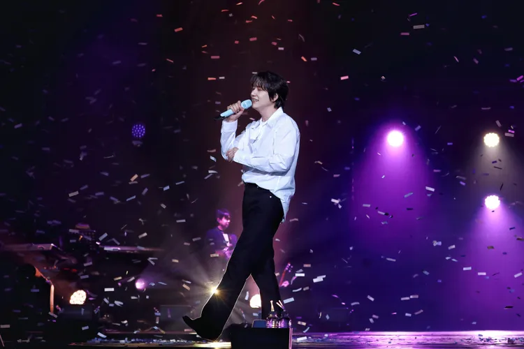 圭賢唱《永不失聯的愛》卡詞，原來是提詞機被紙花擋住看不到歌詞，他蹲下急忙清理。D-SHOW提供