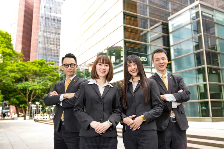 永慶房屋業務新人保障期後每月薪獎3萬8000元起，底薪最高可到7萬5000元，更穩定也更有機會創高收入。永慶房產集團提供