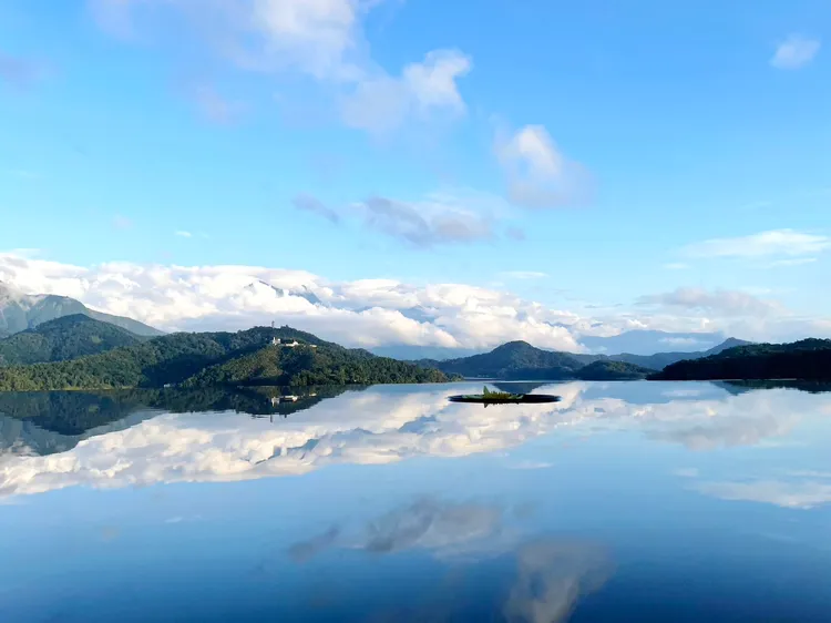日月潭涵碧樓養生之旅，讓賓客在絕美的自然環境中，置身於寧靜的天地間、漫步於靜謐的湖景，讓身心在自然環境中享受慢活與溫暖與平衡，迎接春天生機到來。業者提供