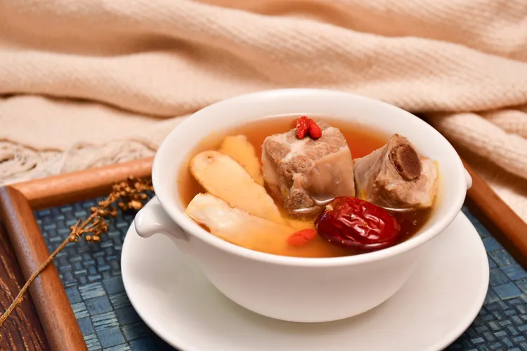 粉光枸杞燉子排不止暖胃又暖心，湖光軒中餐廳主廚林宗立特別選用低脂肪的排骨加入粉光蔘熬煮，是很適合在寒冷冬季裡飲用的湯品。業者提供