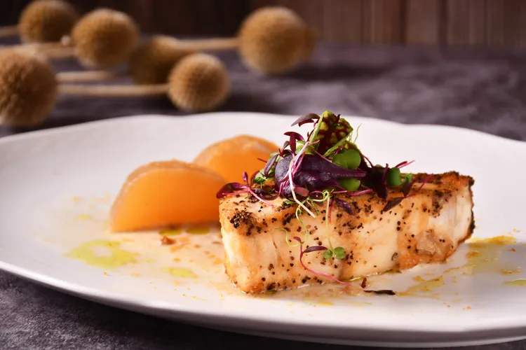 爐烤時魚佐烏魚子醬蘿蔔蒜苗油。業者提供