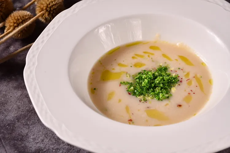 烤花椰菜濃湯火腿松子。業者提供