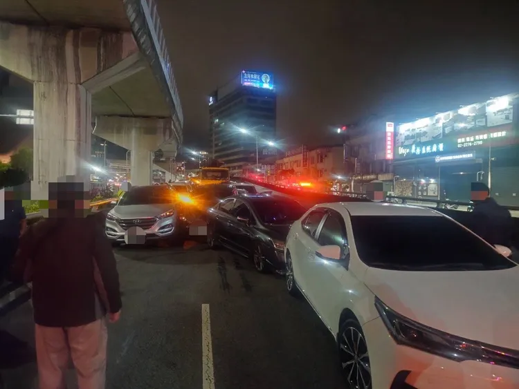 疑似水泥車煞車失控釀禍。警方提供