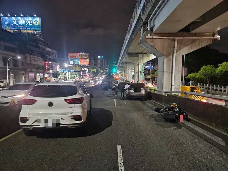 重機也被撞倒。警方提供