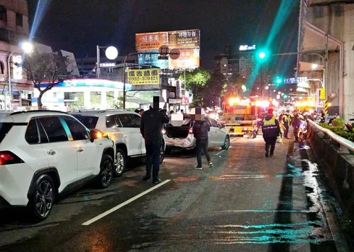 新北大漢橋17車連環追撞 交通大堵塞!疑水泥車失控釀禍