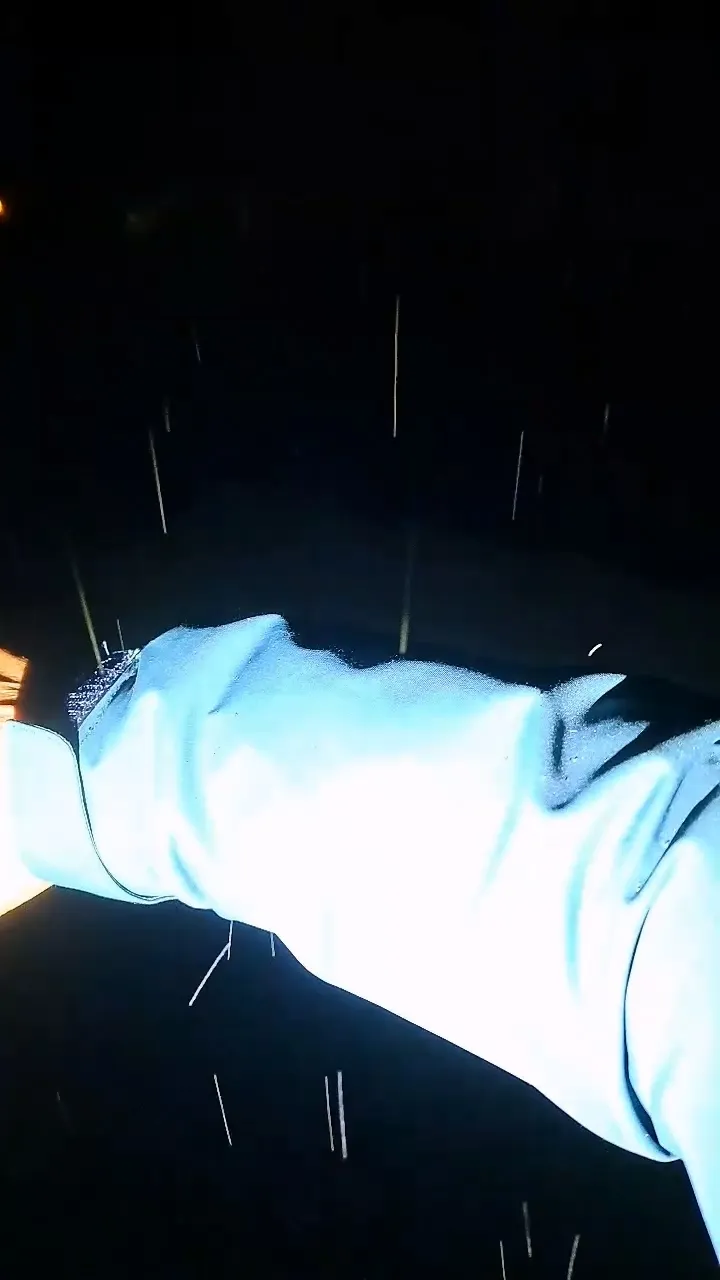 民眾體驗雪花打在身上的感覺。林業署南投分署提供