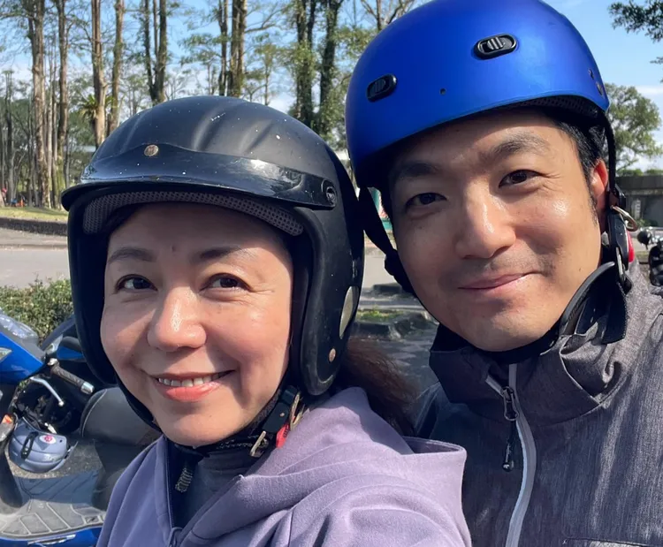 大年初二蔣萬安（右）與妻子石舫亘（左）回宜蘭娘家。翻攝蔣萬安臉書