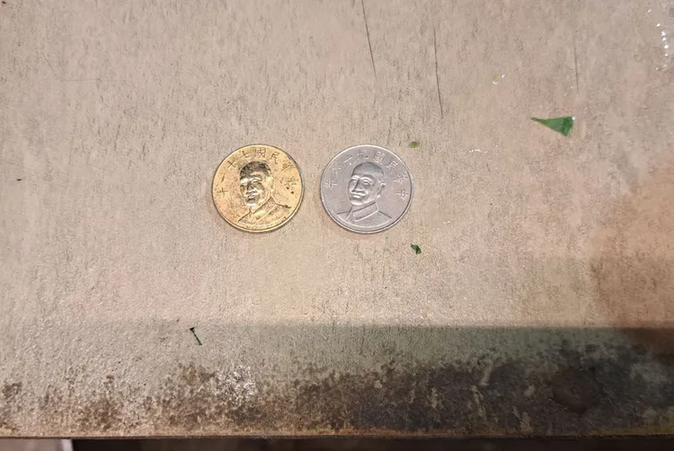 2個都是10元硬幣，左邊被人電鍍成金黃色假冒50元。翻攝「彰化踢爆網」