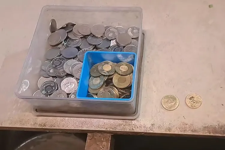 業者說，被偽裝成50元硬幣的10元幣，事後是在50元幣的盒子內發現。翻攝「彰化踢爆網」
