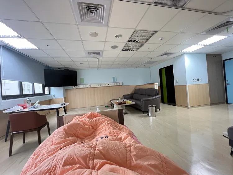 陳先生病房內躺了四天，主治醫生、護理長與督導坦言急診部門有些疏失在調查中，但至今沒有後續結果。投訴人提供