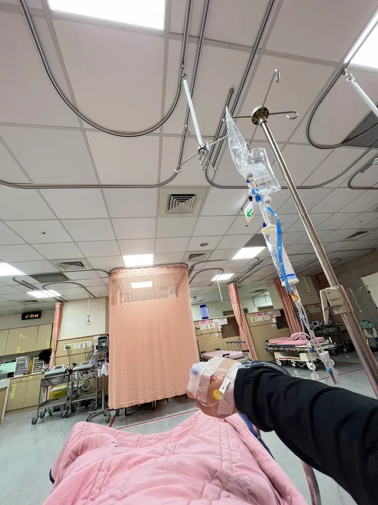 在急診檢傷、醫生問診時都有詢問過敏藥物，陳先生皆據實以答，甚至連打針時也再問一次，卻依舊被打進禁忌藥物。投訴人提供