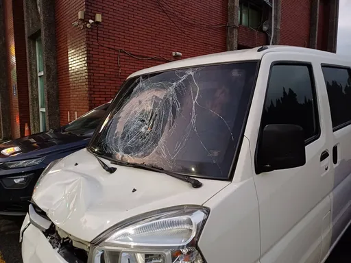 淡水死亡车祸!94岁老翁遭面包车撞飞 送医不治