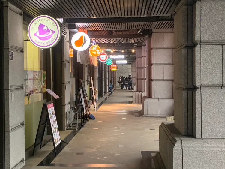 在長庚醫院旁的城上城社區，除了鄰近高速公路外，商店街也有許多知名店鋪，因此成為不少民眾購屋時的熱門選擇。葉先鵬攝