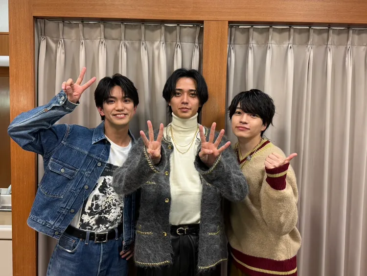 永瀬廉（中）與西畑大吾（右）、正門良規創作《Shimi》，去年參加《CDTV》時猜拳，贏家永瀬廉要買禮物送大家。翻攝CDTV X