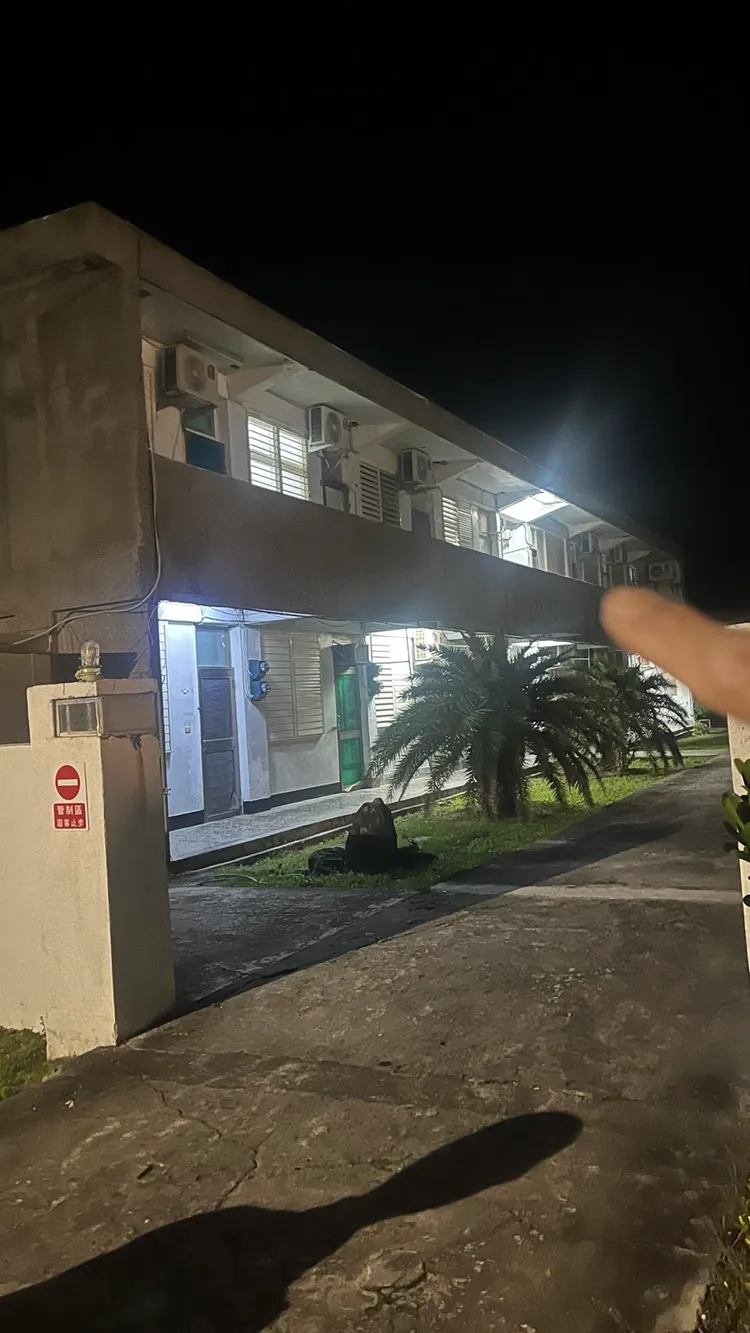 警方昨圍捕王天佑深夜在職員宿舍發現他身影將他逮捕。警方提供