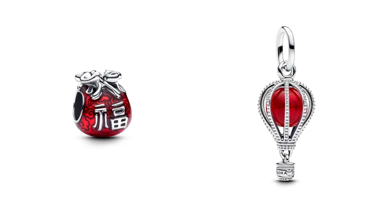 PANDORA好運福袋串飾（左）2480元、步步高升紅色熱氣球吊飾（右）2680元。品牌提供