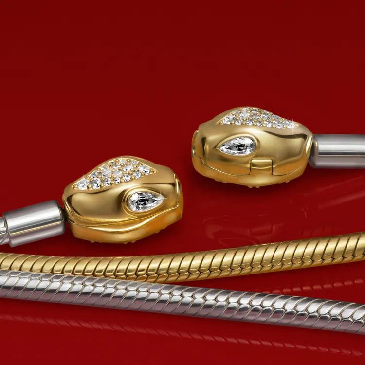 經典的Moments蛇鍊系列將925銀蛇鍊與鍍14k金蛇頭扣環完美結合。品牌提供