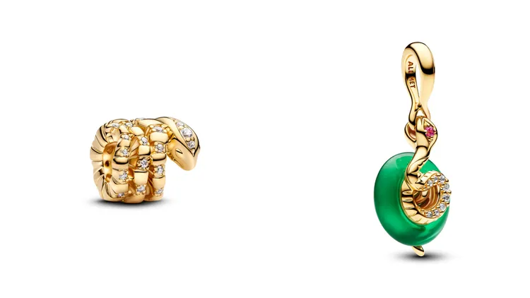 PANDORA金蛇好運串飾（左起）、蛇來運轉Murano琉璃吊飾，各3080元。品牌提供