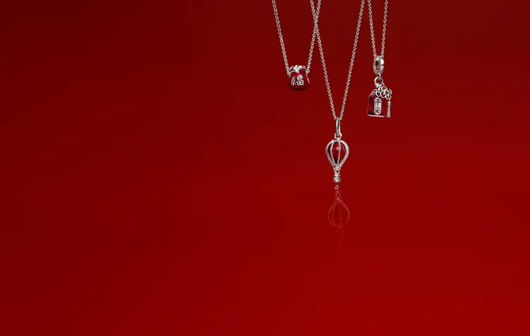 PANDORA推出福袋、熱氣球等造型串飾。品牌提供