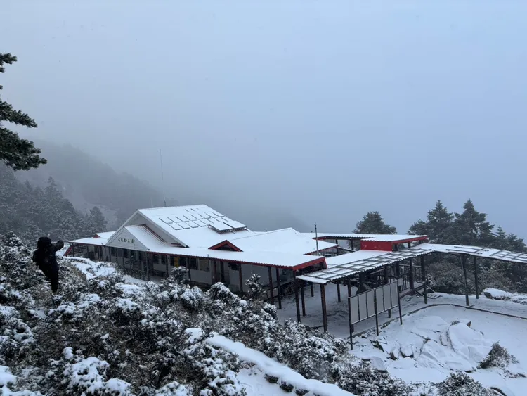 嘉明湖山屋下雪美景。林保署台東分署提供