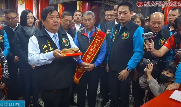 今天是農曆12月15日，廟方舉行擲筊儀式，由媽祖決定進香期程。翻攝白沙屯媽祖網路電視台