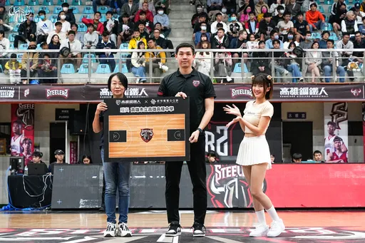 用行動支持!鋼鐵人前進雄中當主場 捐職籃地板幫學校換新