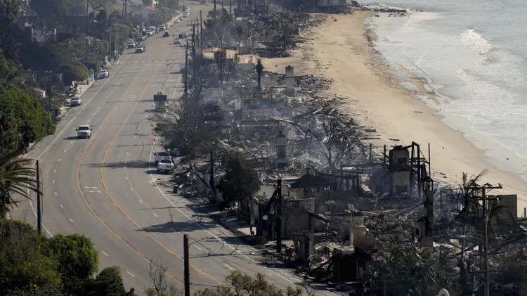 附近的「海岸第一排」豪宅幾乎都燒毀了。美聯社