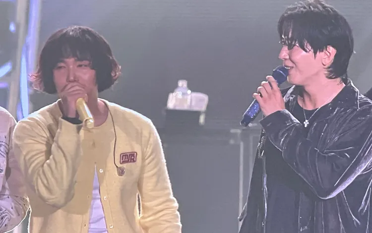 李洪基（左）最後上台與鄭容和合唱。讀者提供