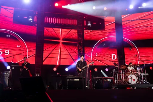 CNBLUE桃園拜年「恭喜發財」!鄭容和唱到脫了嗨跳下台