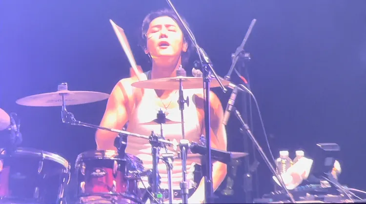 姜敏赫也嗨到脫去外套。讀者提供