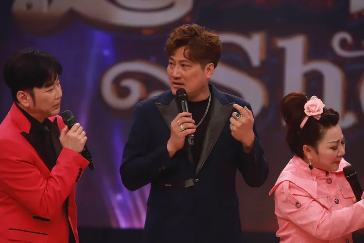 楊哲（中）表示一生的貴人是爸媽。民視提供