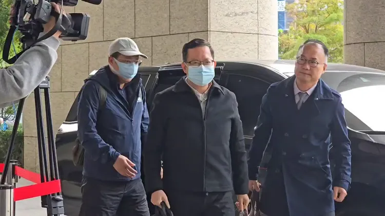 圖為鄭文燦（中）之前在律師陪同下出庭。讀者提供