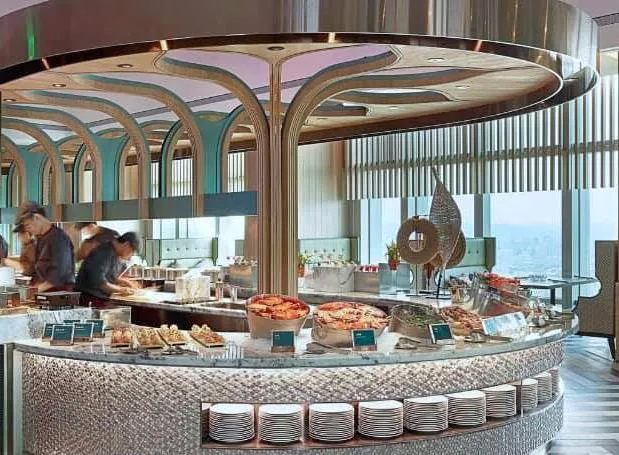 信義區最夯的高空Buffet饗饗，如今被勒令停業，直到提出復業申請、完成從業人員4小時教育訓練及相關改善措施。饗饗臉書