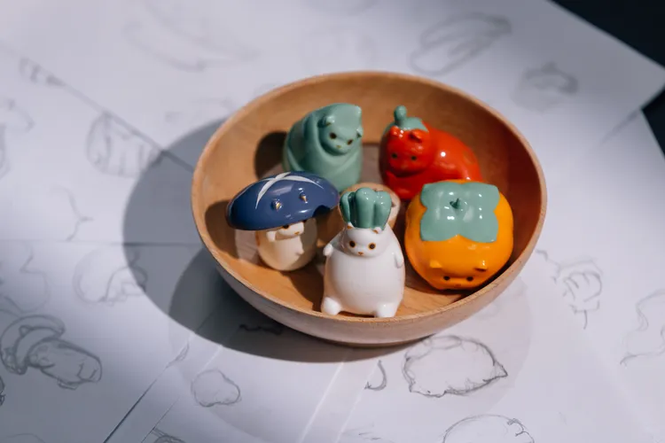 HOLA獨家設計「食來運轉五行五吉貓」將招財貓結合五行意象取「五吉=有錢」台語諧音，每款五吉貓分別對應木火土金水以及節節高升、錢包滾滾等好運。業者提供