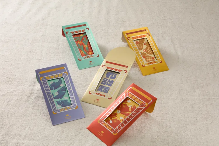 由HOLA設計的「食來運轉五行紅包組」未來感十足的金屬光澤搭配俯瞰購物車的設計，讓你把好運食材帶回家，拉出放置鈔票的紙片，更能看見隱藏在購物車裡的吉祥話。業者提供