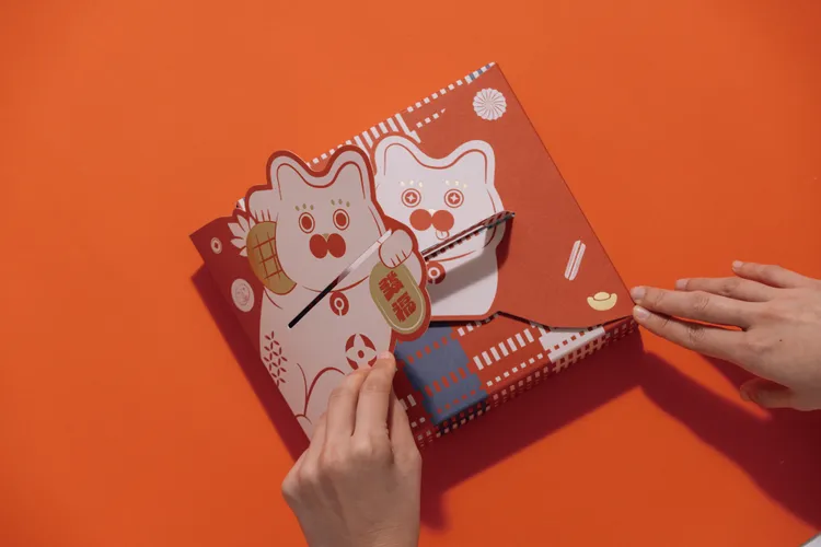 HOLA與喜憨兒基金會合作《厚禮祭旺來貓餅乾禮盒》，每售出一盒將捐出10_給喜憨兒基金會，藉「好事發生」的美好寓意。業者提供