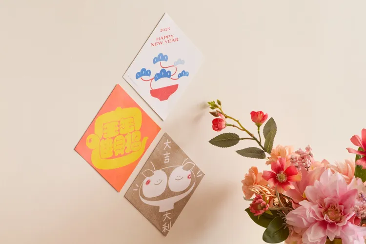 以孔版印刷聞名的Risograph Museum春聯，不同於數位印刷能提供螢光粉色、螢光橘色等新潮配色，每張成品都獨一無二。業者提供