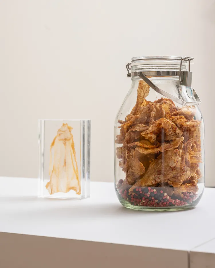 料理品牌雞皮Peau de Poulet，突破框架將Fine Dining技法與日常零食驚喜結合。品牌提供