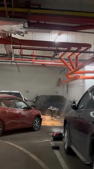 錢姓婦人連撞4車，灑水系統也被她撞壞。民眾提供