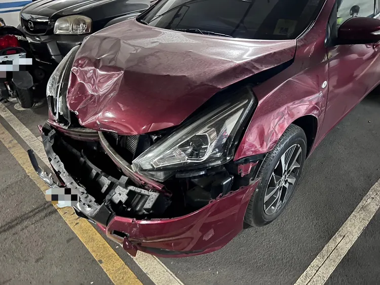 錢婦的車頭也撞毀。民眾提供