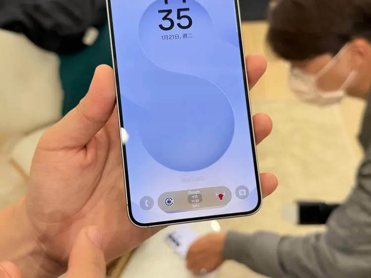 S25系列加入「Now Bar」可以把各種訊息與通知顯示在鎖定螢幕下方。趙筱文攝