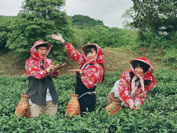 穿上農家裝扮，體驗採茶樂趣與親手製作專屬的茶香足浴包。礁溪晶泉丰旅提供